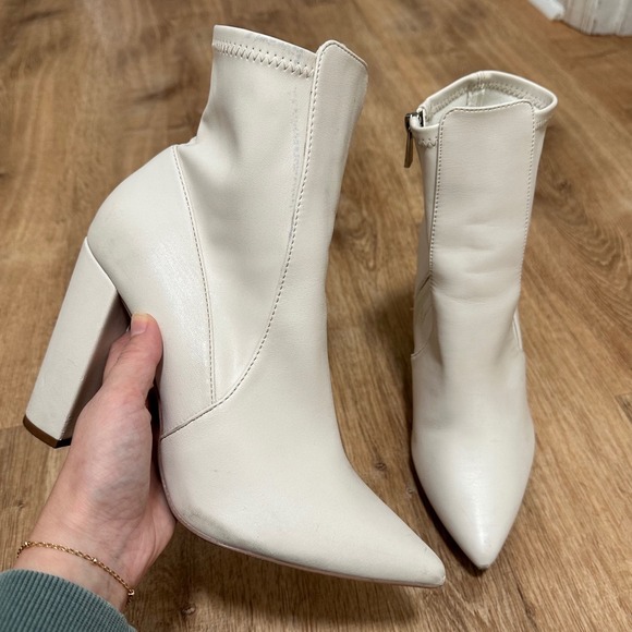 QUPID | Women's Pointed Toe Block Heel Off White Ankle Boots - Picture 4 of 9